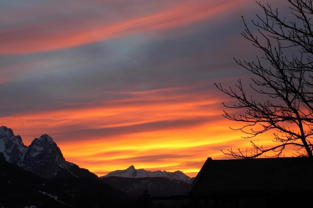 Pfeiffer Alm Am Sonnenhang Mit Blick Auf Die Zugspitze Garmisch-Partenkirchen járás Kültér fotó