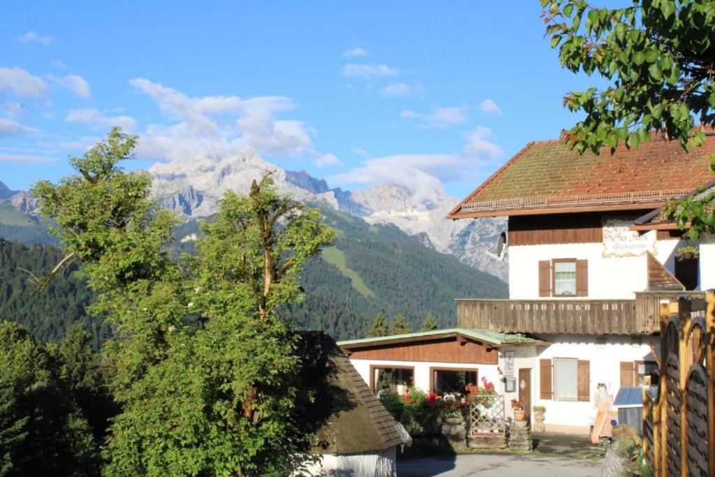 Pfeiffer Alm Am Sonnenhang Mit Blick Auf Die Zugspitze Garmisch-Partenkirchen járás Kültér fotó